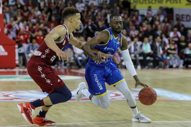 伊萨克陷僵 伊萨克陷僵